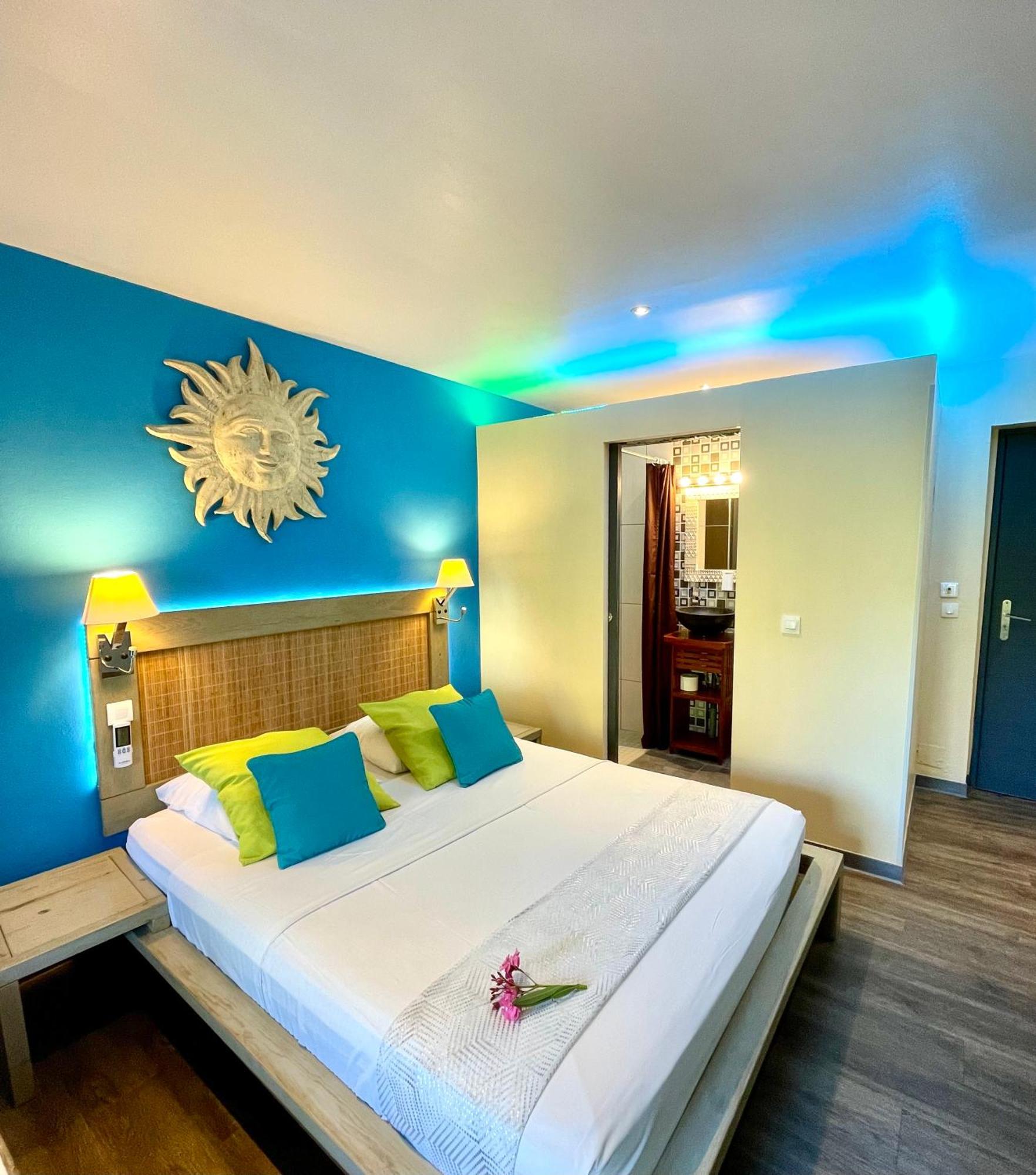 Hotel Les Bougainvilliers Сен-Жиль-ле-Бен Екстер'єр фото