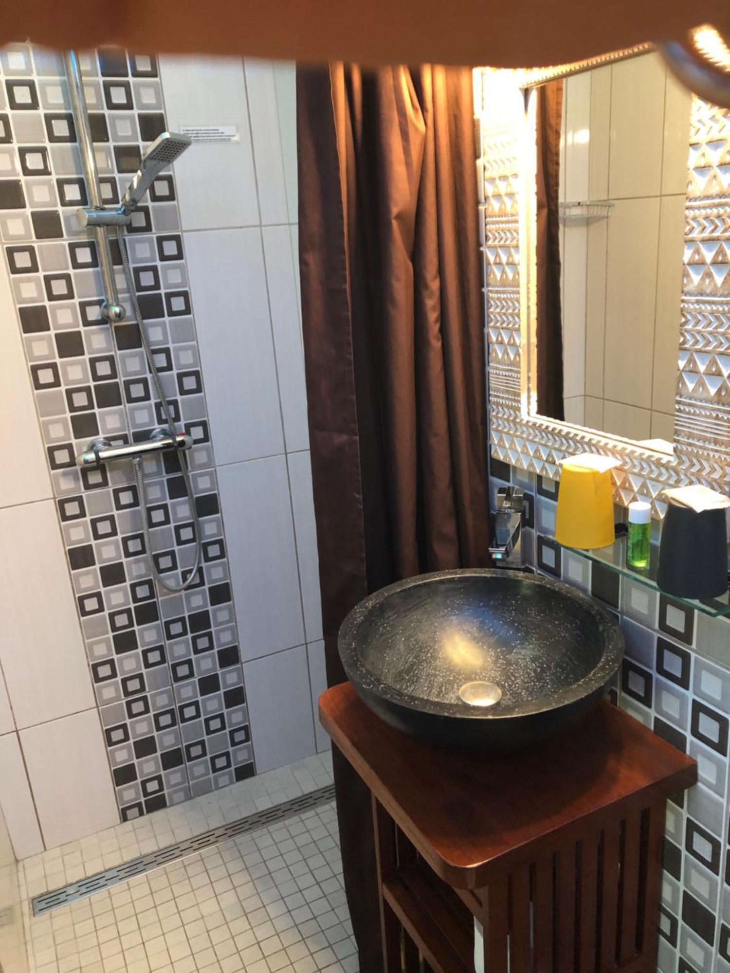 Hotel Les Bougainvilliers Сен-Жиль-ле-Бен Екстер'єр фото
