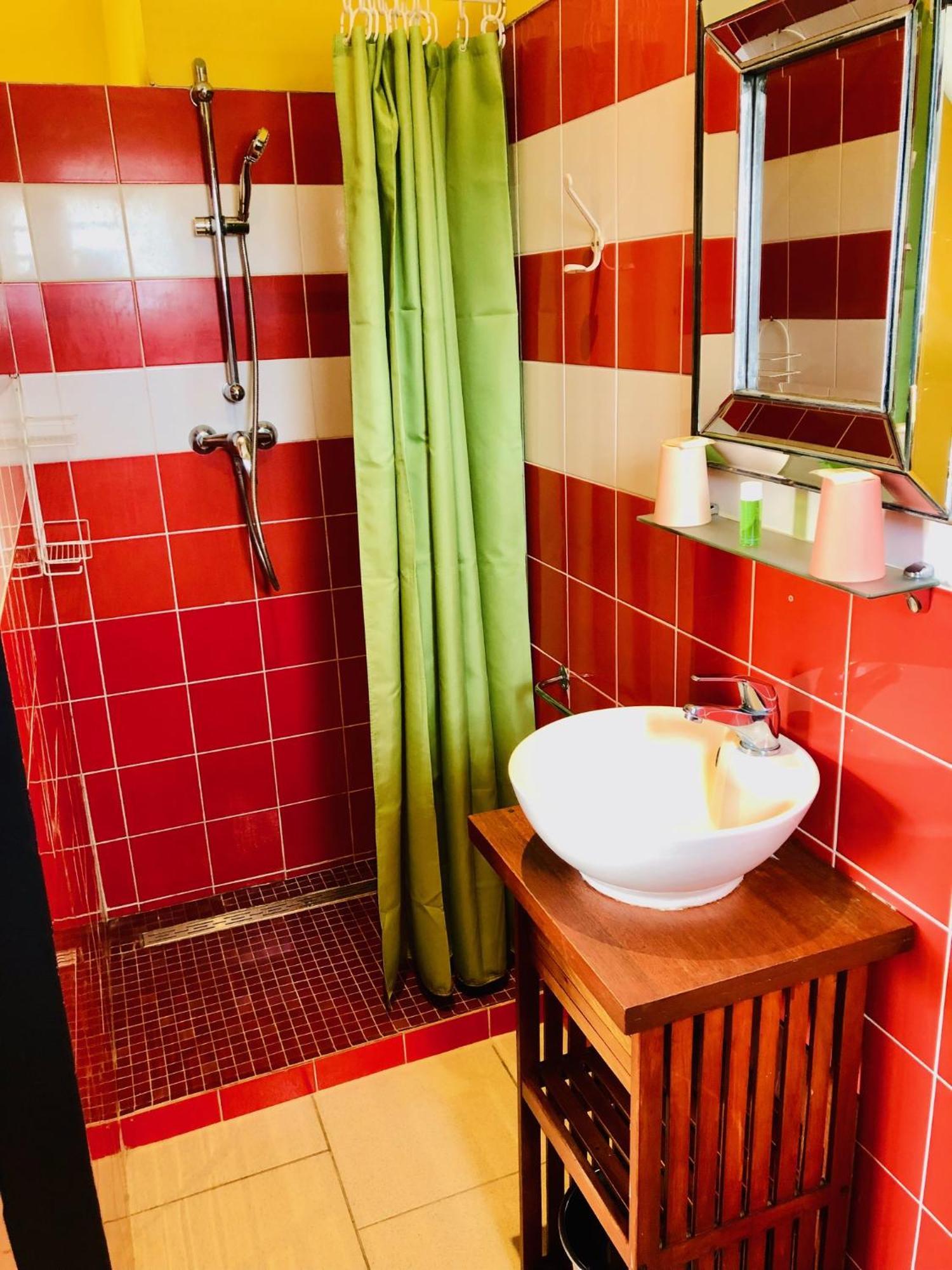 Hotel Les Bougainvilliers Сен-Жиль-ле-Бен Екстер'єр фото